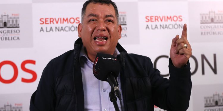 Darwin Espinoza se defiende ante la prensa: «hay congresistas homosexuales que contratan a sus parejas»