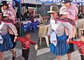 Peruana lleva a su madre en la espalda y conmovedora escena es viral