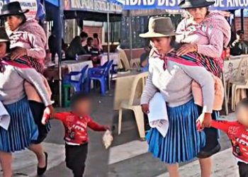 Peruana lleva a su madre en la espalda y conmovedora escena es viral