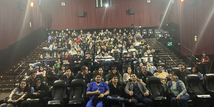 Estudiantes de medicina veterinaria compran dos salas completas de cine para ver «Vaguito»