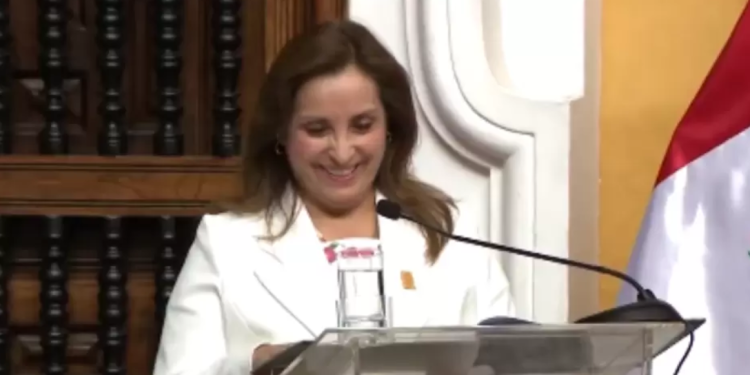 Dina Boluarte bromea en pleno evento: “Soy tendencia todos los días en las noticias”