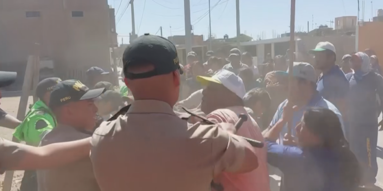 Ica: población se enfrenta a policías por instalación de antena de telefonía en Casablanca