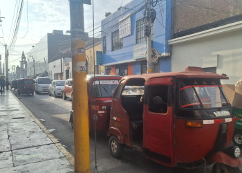 Caos vehicular en la 2da cuadra de la calle Huánuco