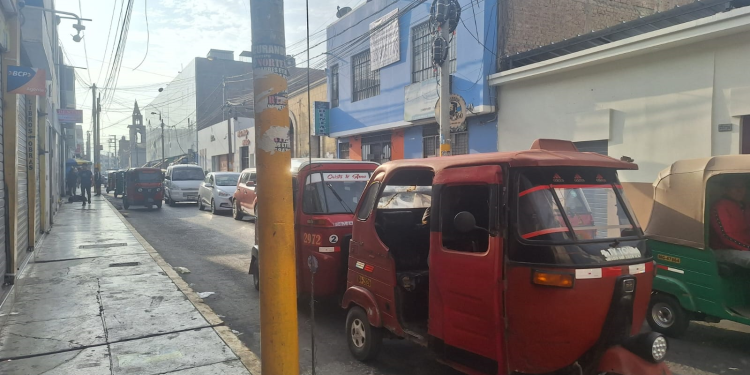 Caos vehicular en la 2da cuadra de la calle Huánuco