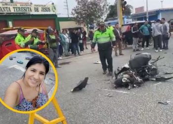 Madre llevaba a su hija al colegio en moto eléctrica y muere atropellada por tráiler