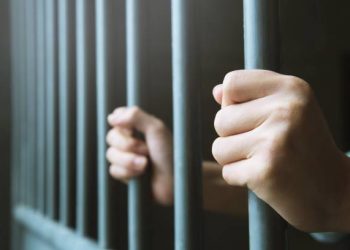 Mujer acusada de intentar matar a su bebé permanecerá en prisión preventiva