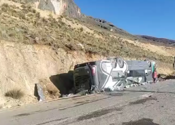 Volcadura de bus deja varios fallecidos y heridos graves