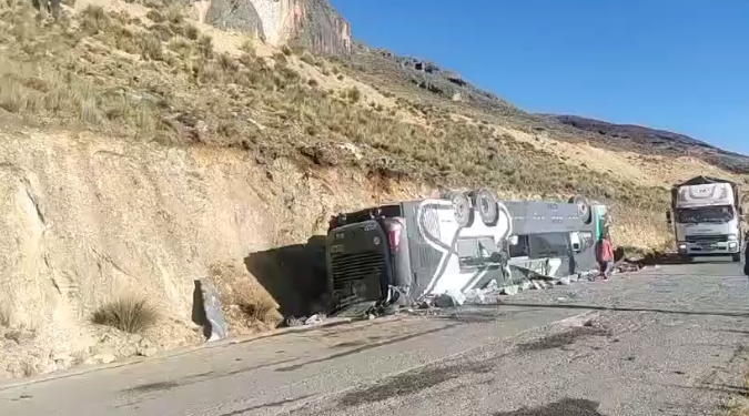 Volcadura de bus deja varios fallecidos y heridos graves