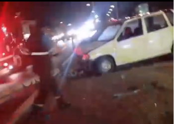 Auto Tico se estrella contra poste en la Panamericana km 297 y lo derriba