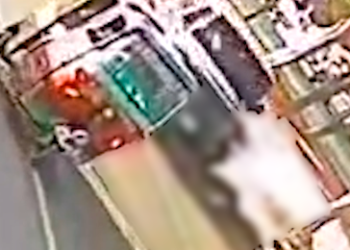 Imágenes indican que joven se habría lanzado a vehículo en movimiento