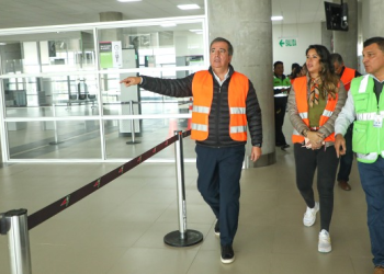 Ministro Pérez Reyes anuncia incentivos para ampliar operaciones aéreas en Pisco