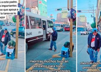 Padre supervisa que su hijo realice su tarea mientras trabaja por el ‘pan de cada día’