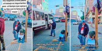 Padre supervisa que su hijo realice su tarea mientras trabaja por el ‘pan de cada día’