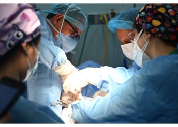 Niña supera tumor de cabello en el estómago