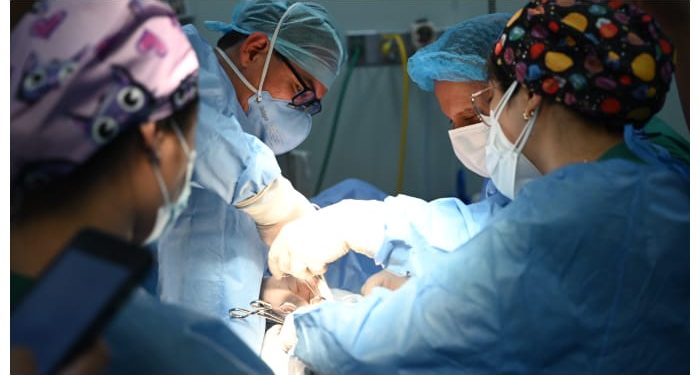 Niña supera tumor de cabello en el estómago