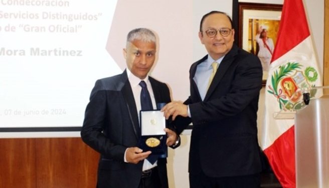 Luchador Hugo Mora Martínez condecorado por el gobierno peruano