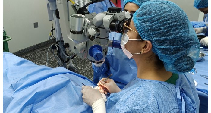 Especialistas advierten a padres tras caso de bebé que perdió un ojo por accidente