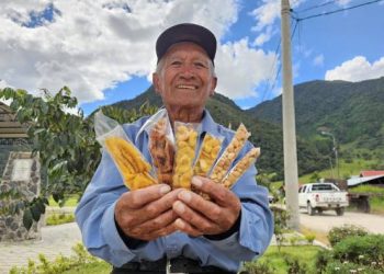 Don Julio: De constructor de carreteras a guía turístico y emprendedor de chifles