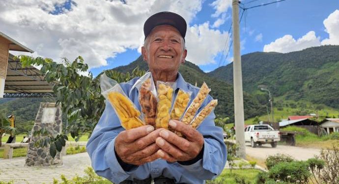 Don Julio: De constructor de carreteras a guía turístico y emprendedor de chifles