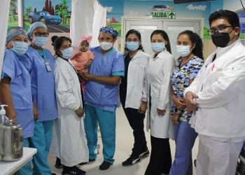 Papá dona parte de su hígado para salvar a su hija