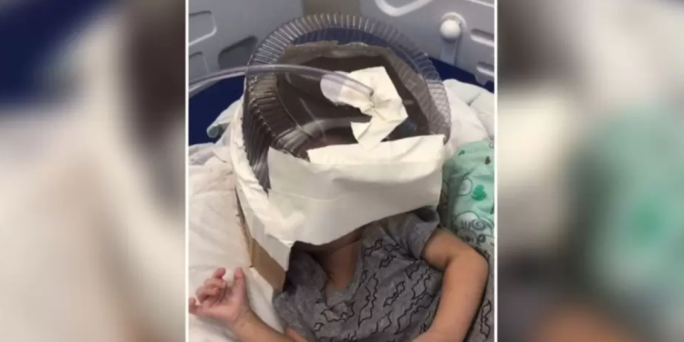 Médico salva vida de bebé usando envase de torta como máscara de oxígeno