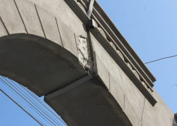 Desprendimiento de tarrajeado en portales de Luren