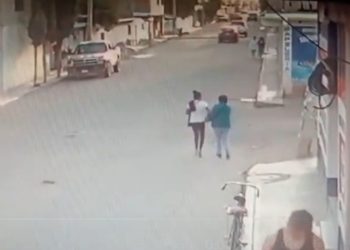 Perritos a exceso de velocidad atropellan a dos personas