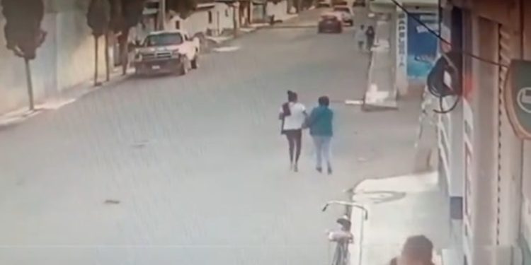 Perritos a exceso de velocidad atropellan a dos personas