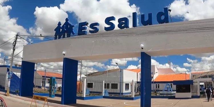 Adolescente acude a hospital por dolor de estómago y médicos le extraen una bola de pelos de casi 4 kilos