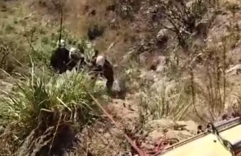 Tres profesores fallecen al caer camioneta a un abismo