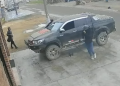 Pareja de esposos enfrenta a ladrones y evita el robo de su camioneta