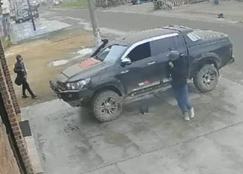 Pareja de esposos enfrenta a ladrones y evita el robo de su camioneta