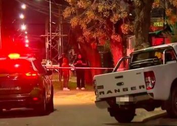 Hombre persigue a delincuente que intentó robarle y lo impacta con su auto