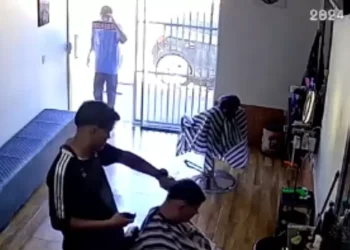 Sicario se hace pasar por cliente para asesinar a balazos a un barbero