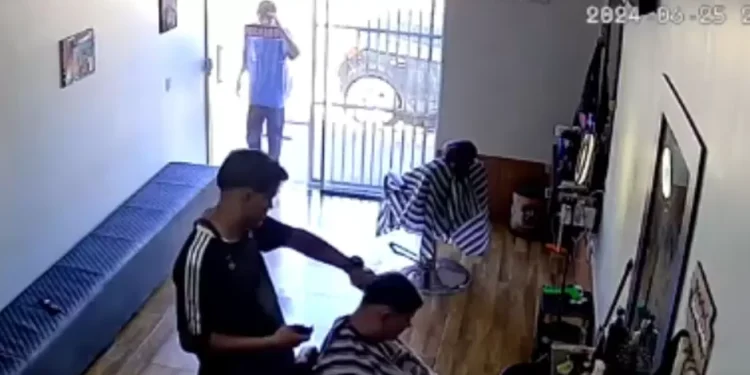 Sicario se hace pasar por cliente para asesinar a balazos a un barbero
