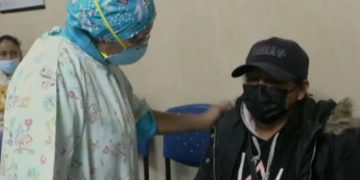 Niño se traga silbato que compró afuera de su colegio y médicos le salvan la vida