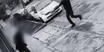 Mujer esquiva siete balazos de sicario y salva de morir