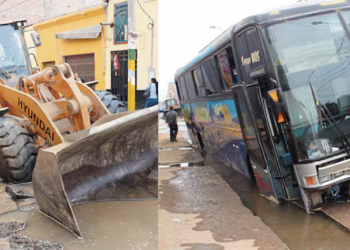 Bus y cargador frontal se hunden en pleno centro de Ica