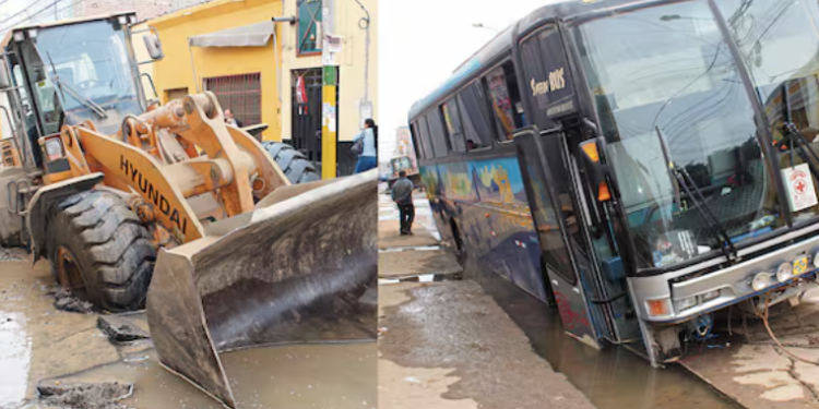 Bus y cargador frontal se hunden en pleno centro de Ica