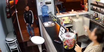 Mujer embarazada se enfrentó a delincuentes armados que asaltaron su negocio