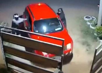 Rápido accionar de vigilante evita asalto a empresaria, pero acaba herido