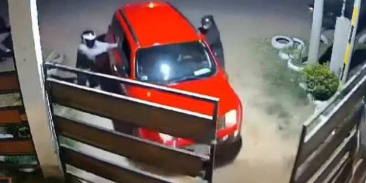 Rápido accionar de vigilante evita asalto a empresaria, pero acaba herido