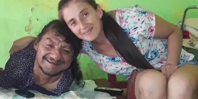 Hombre sin extremidades sacó adelante a sus hijas a pesar del abandono de su esposa