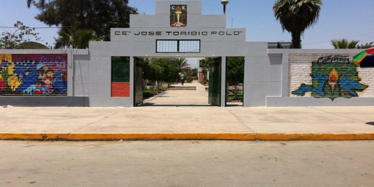ASES1N4T0 FRENTE AL COLEGIO TORIBIO POLO: Padres de familia se manifiestan