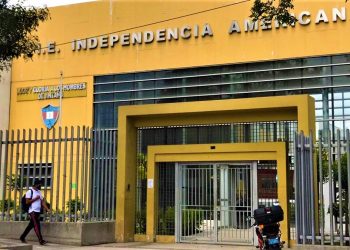 RECIBIDA POR «LESBIANAS E HIJOS DE VAGABUNDOS»: Escolares recibe con huevos a congresista Maria Agüero tras declaraciones