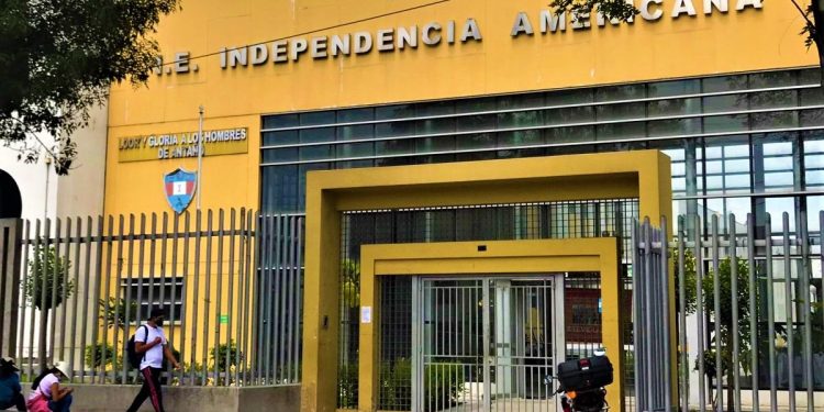 RECIBIDA POR «LESBIANAS E HIJOS DE VAGABUNDOS»: Escolares recibe con huevos a congresista Maria Agüero tras declaraciones