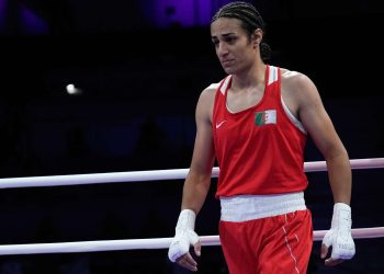 POLÉMICA : Boxeadora transgénero golpea a su contrincante en los juegos olímpicos y ella se retira a los 46″