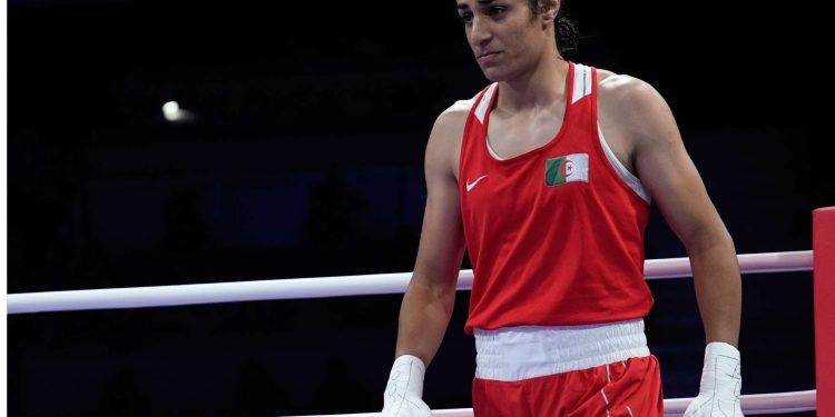 POLÉMICA : Boxeadora transgénero golpea a su contrincante en los juegos olímpicos y ella se retira a los 46″