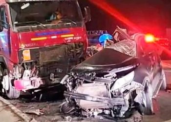 Padre fallece y su hijo de 5 años queda herido tras chocar su auto contra un tráiler