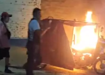 Sullana: Vecinos linchan a delincuente y queman su mototaxi